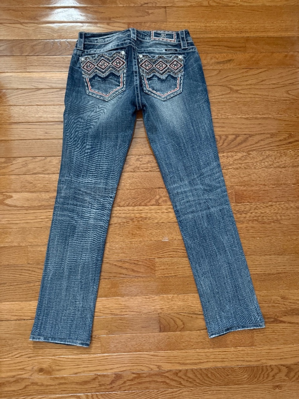 Miss Me Mid-Rise Straight Leg Jean size 28. Back pocket has beautiful stitching